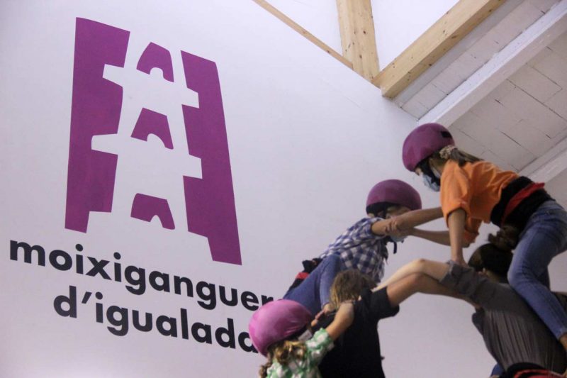 logotip dels moixiganguers d'igualada al local de cotxeres