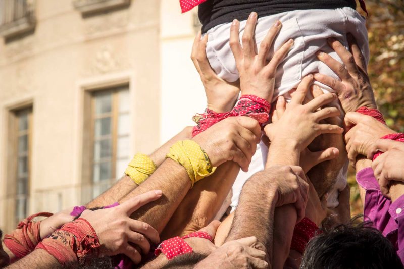 com agafar mans al baix pinya moixiganguers