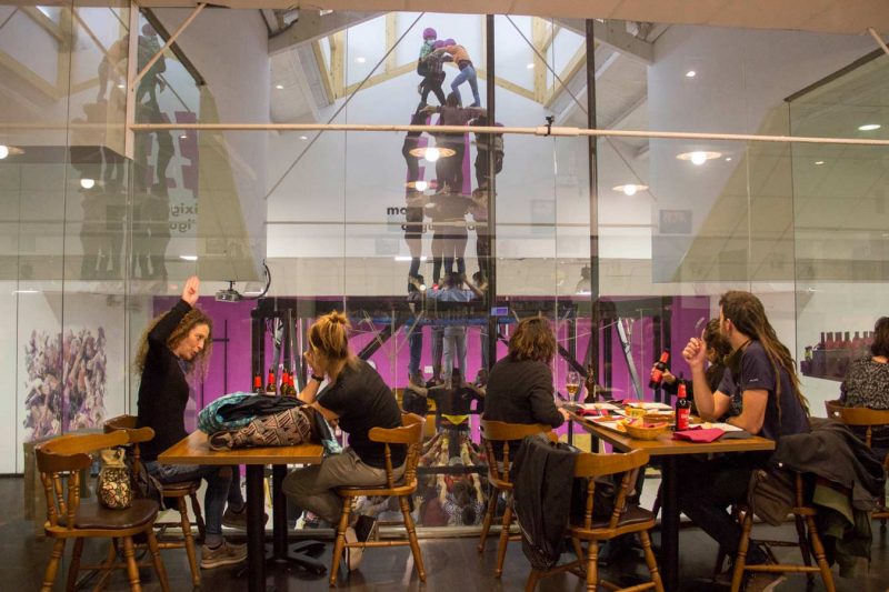 sopar mentre assajen els moixiganguers bar les cotxeres