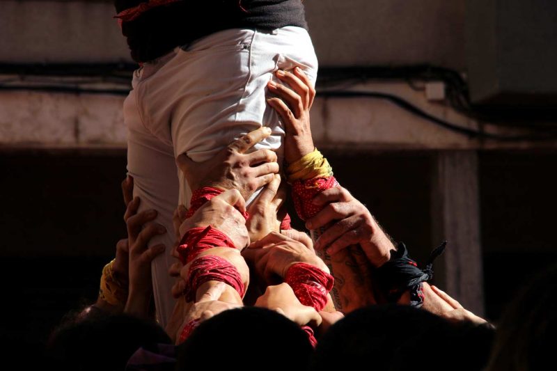 mans agafades al baix Colla Joves Xiquets de Valls, Diada de Santa Úrsula, Valls