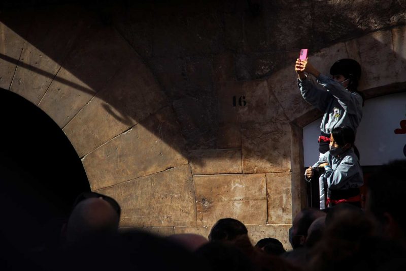 enxaneta fent foto al castell Castellers de Sants, Diada de Tots Sants, Vilafranca del Penedès, Novembre 2021