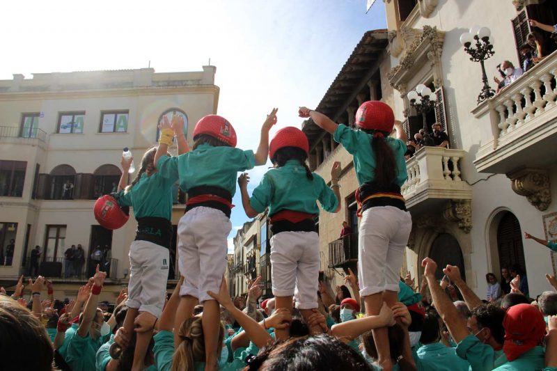 torre de 8 descarregada Castellers de Vilafranca, Diada de Tots Sants, Vilafranca del Penedès, Novembre 2021