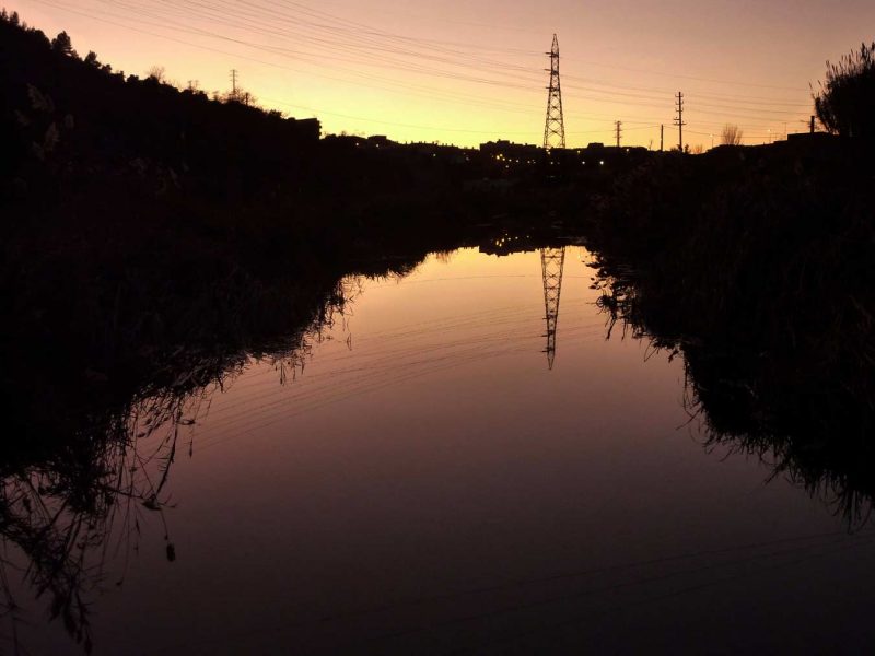 reflexe torre elèctrica al riu anoia rec igualada