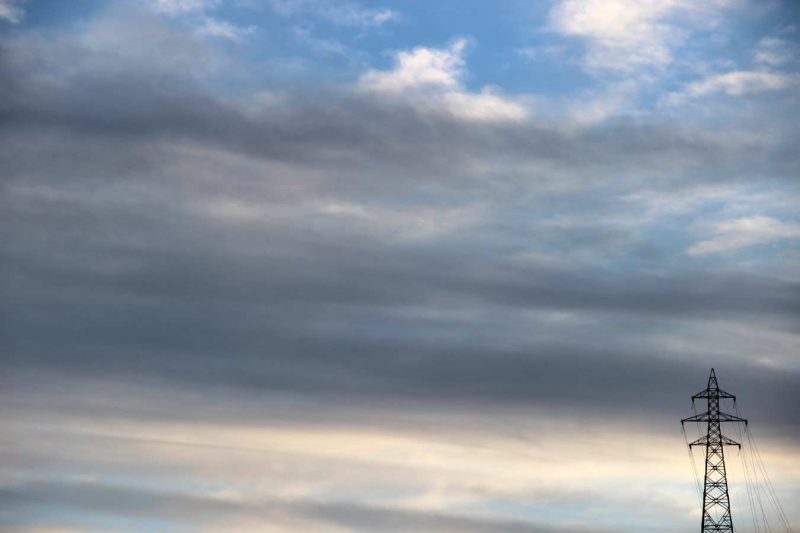 cel del barri del rec igualada amb torre elèctrica muntaya del pi