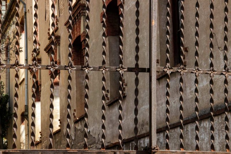 porta metal·lica antiga barri rec igualada