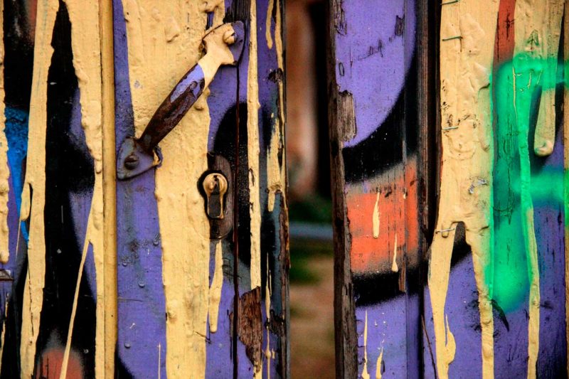 porta antiga pintada bonica molts colors rec igualada puerta antigua