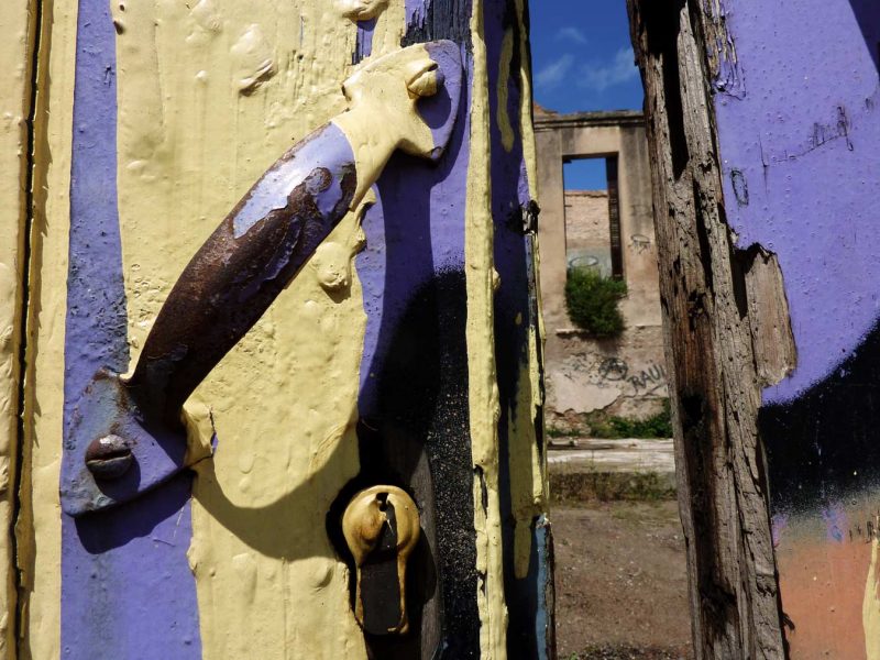 porta antiga pintada bonica molts colors rec igualada