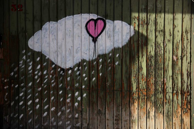 pintada núvol amb pluja i cor de color rosa rec igualada