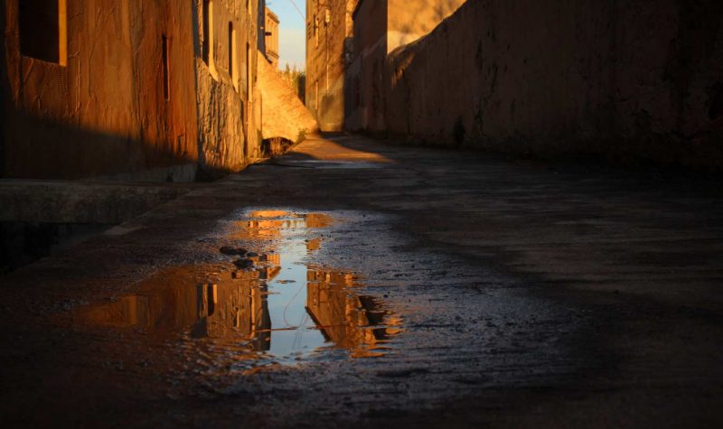 sol final de tarda sobre les parets del barri del rec d'igualada