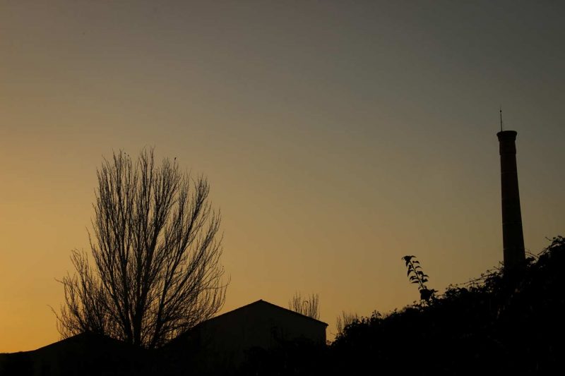 chimenea industrial rec igualada capvespre llum final de tarda