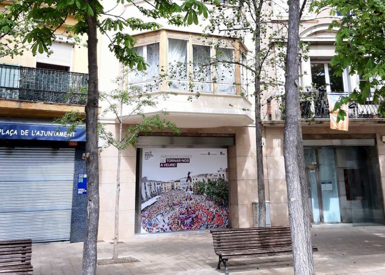 pancarta amb moltes ganes de tornar-nos a veure moixiganguers d'igualada plaça de l'ajuntament