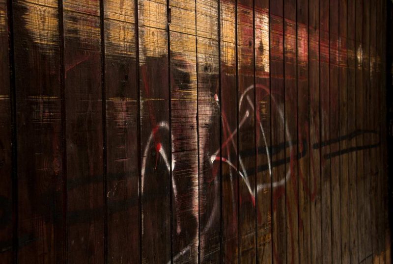 porta antiga de fusta ratllada