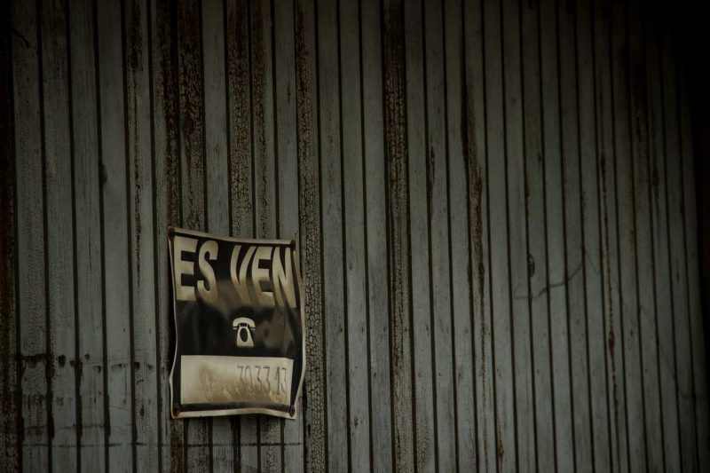 puerta almacén antiguo que no se vende con cartel se vende