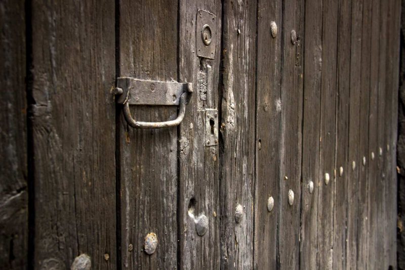 fila de cargols a una porta antiga