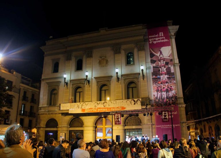 3de9f 3d9f 3 de 9 amb folre moixigangues a la façana de l'ajuntament d'igualada