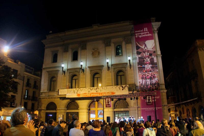 3de9f 3d9f 3 de 9 amb folre moixigangues a la façana de l'ajuntament d'igualada