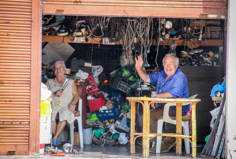persones saludant a barberà de la conca conca de barberà