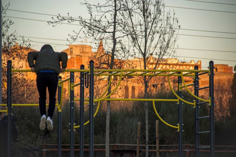 noi fent equilibris al rec d'igualada