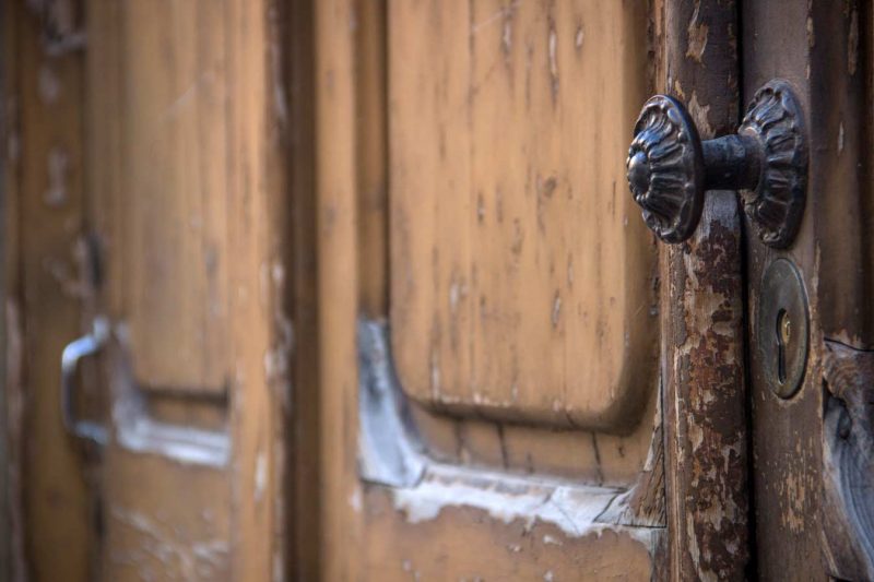 porticó ferro porta fusta antic antiga rec igualada