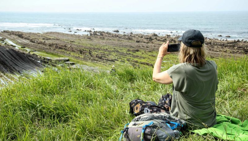 turista haciendo fotos en sakoneta tomando