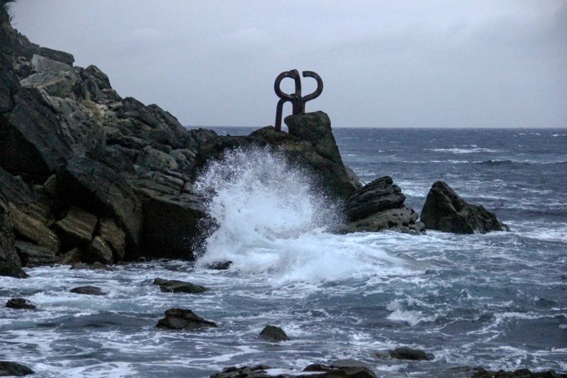 El Peine del Viento chillida onada esclatant a les roques