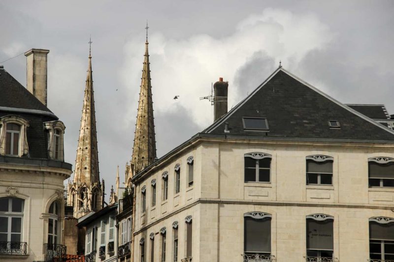les puntes de la catedral de baiona al pais basc frances