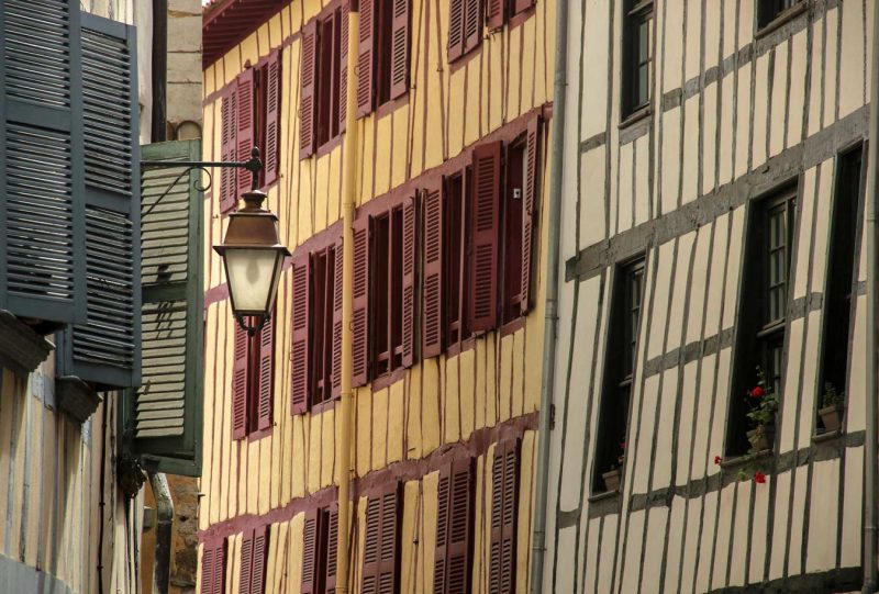 fanal façanes cases tipiques basques carrers de baiona pais basc frances