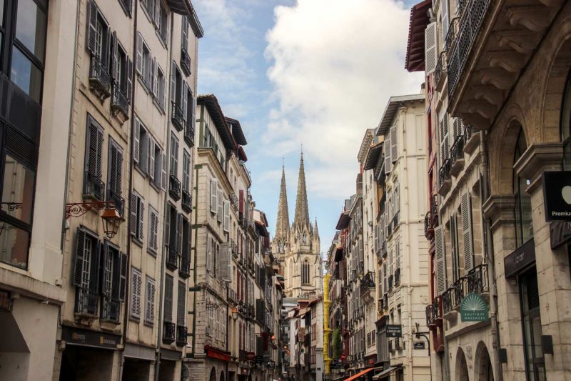 puntes catedral fanal façanes cases tipiques basques carrers de baiona pais basc frances