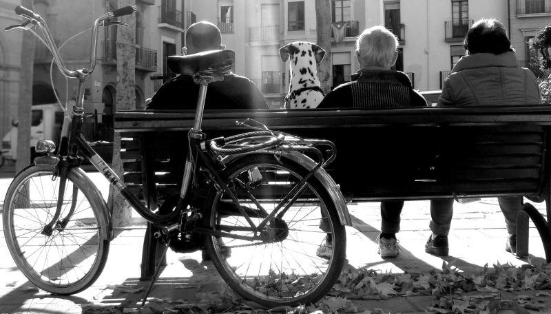 esperant descansant prenent l'aire Plaça de l'Ajuntament Igualada